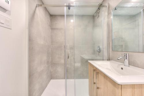 Bathroom - 204-3475 Rue Durocher, Montréal (Le Plateau-Mont-Royal), QC - Indoor Photo Showing Bathroom