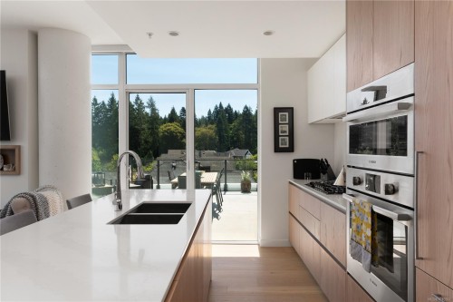 602-2000 Hannington Rd, Langford, BC - Indoor Photo Showing Kitchen With Double Sink With Upgraded Kitchen