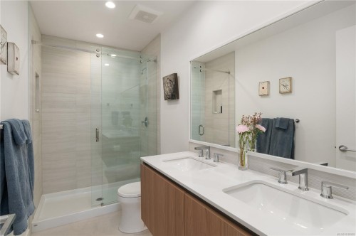 602-2000 Hannington Rd, Langford, BC - Indoor Photo Showing Bathroom