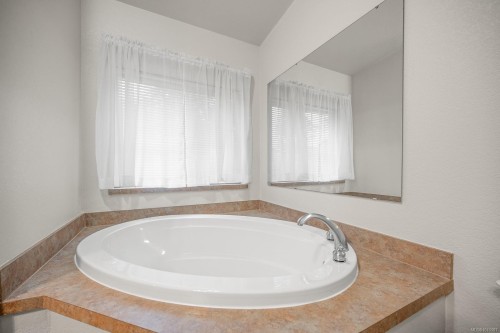 1888 Bates Rd, Courtenay, BC 