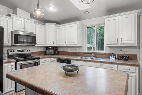 1888 Bates Rd, Courtenay, BC 