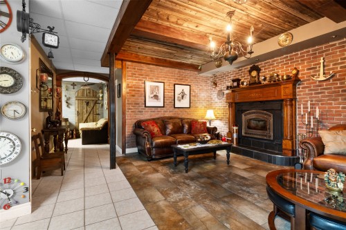 Salle familiale - 523 Ch. De La Rivière-Bergeron, Piopolis, QC - Indoor Photo Showing Living Room With Fireplace
