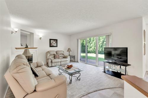 3-3038 Orchard Drive, Keremeos, BC - Indoor Photo Showing Living Room