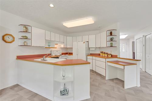3-3038 Orchard Drive, Keremeos, BC - Indoor Photo Showing Kitchen