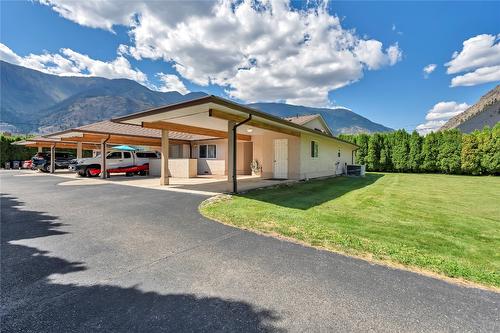 3-3038 Orchard Drive, Keremeos, BC - Outdoor