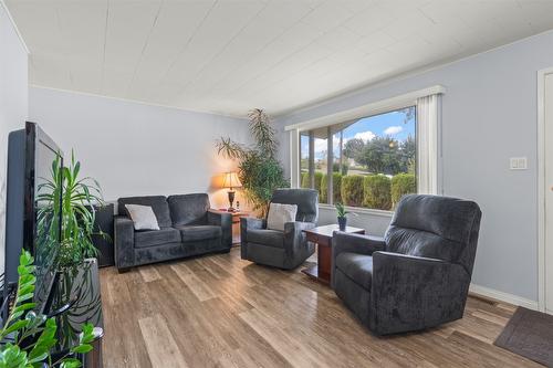 8101 Torrent Drive, Coldstream, BC - Indoor Photo Showing Living Room