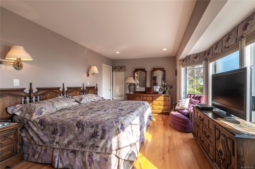 8742 Pender Park Dr, North Saanich, BC 