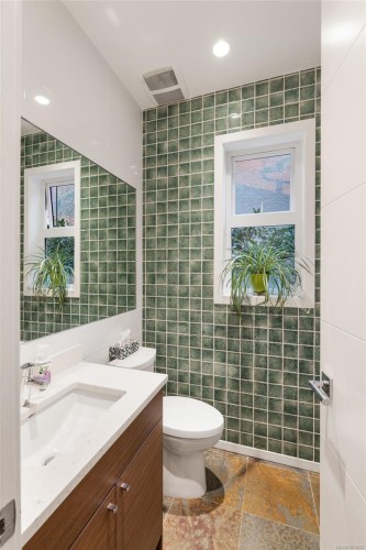 5009 Cordova Bay Rd, Saanich, BC 