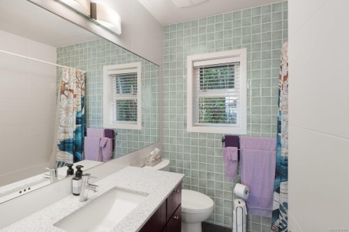 5009 Cordova Bay Rd, Saanich, BC 