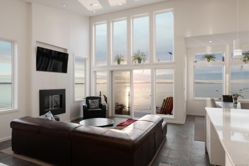 5009 Cordova Bay Rd, Saanich, BC 