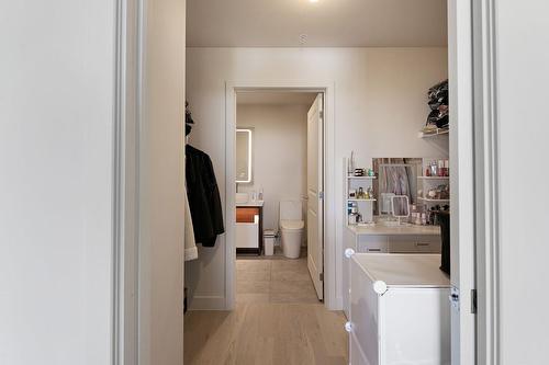 Walk-in closet - 1015-3000 Boul. Thimens, Montréal (Saint-Laurent), QC - Indoor Photo Showing Laundry Room