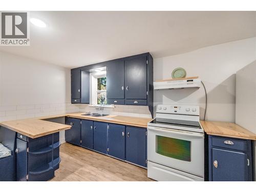 102 18Th Street, Castlegar, BC - Indoor Photo Showing Kitchen With Double Sink