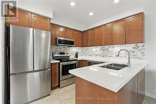 1066 Wickson Way, Milton, ON - Indoor Photo Showing Kitchen With Double Sink With Upgraded Kitchen