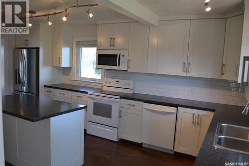 210 6Th Avenue Sw, Eston, SK - Indoor Photo Showing Kitchen With Double Sink