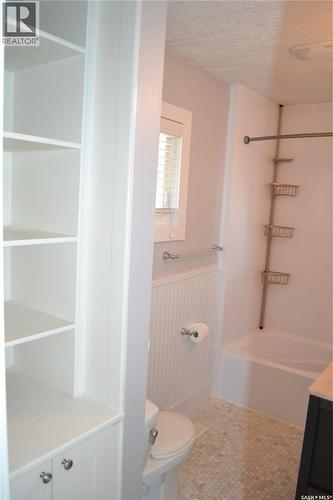 210 6Th Avenue Sw, Eston, SK - Indoor Photo Showing Bathroom