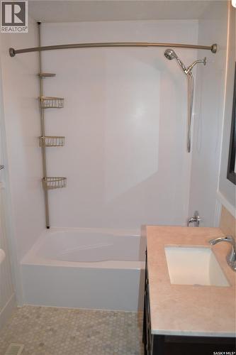 210 6Th Avenue Sw, Eston, SK - Indoor Photo Showing Bathroom