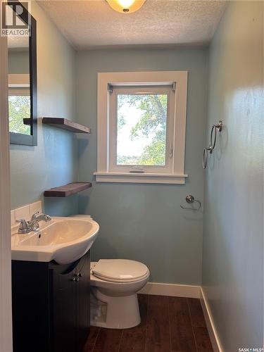 210 6Th Avenue Sw, Eston, SK - Indoor Photo Showing Bathroom