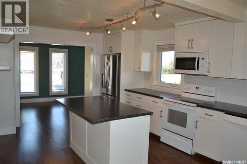 210 6Th Avenue Sw, Eston, SK - Indoor Photo Showing Kitchen