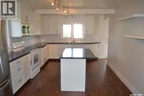 210 6Th Avenue Sw, Eston, SK - Indoor Photo Showing Kitchen With Stainless Steel Kitchen
