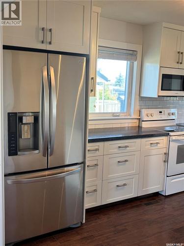 210 6Th Avenue Sw, Eston, SK - Indoor Photo Showing Kitchen With Stainless Steel Kitchen