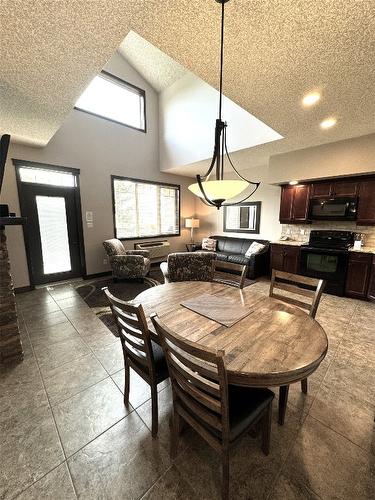 533B-500 Bighorn Boulevard, Radium Hot Springs, BC - Indoor Photo Showing Dining Room