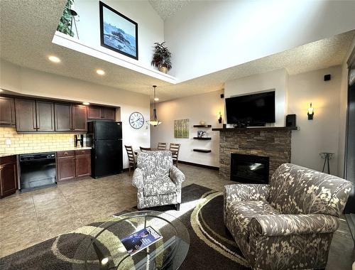 533B-500 Bighorn Boulevard, Radium Hot Springs, BC - Indoor Photo Showing Living Room With Fireplace