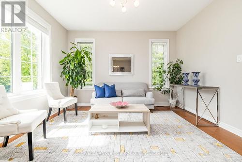 549 Osmond Daley Drive, Ottawa, ON - Indoor Photo Showing Living Room