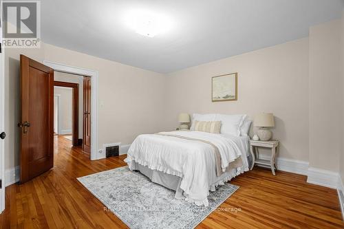 386 First Avenue, Ottawa, ON - Indoor Photo Showing Bedroom