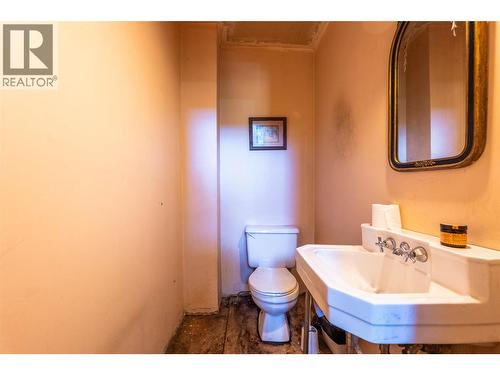 1417 Stanley Street, Nelson, BC - Indoor Photo Showing Bathroom