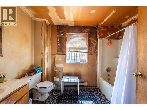1417 Stanley Street, Nelson, BC - Indoor Photo Showing Bathroom