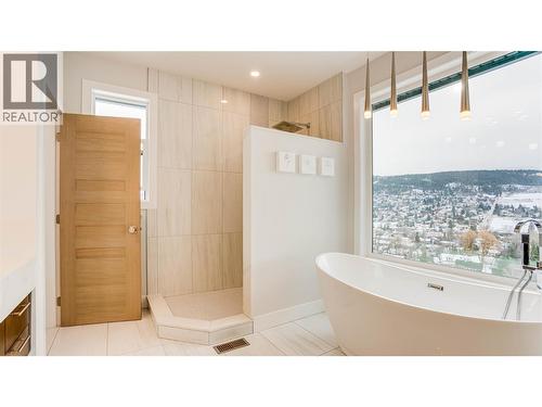 8792 Cortland Place, Coldstream, BC - Indoor Photo Showing Bathroom