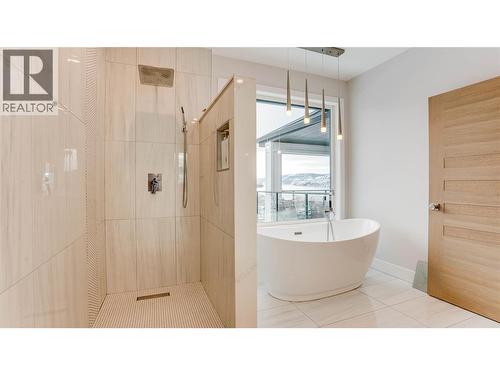 8792 Cortland Place, Coldstream, BC - Indoor Photo Showing Bathroom