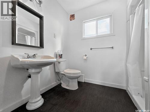 510 5Th Street, Chaplin, SK - Indoor Photo Showing Bathroom