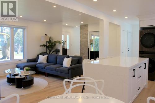 755 Botany Hill Crescent, Newmarket, ON - Indoor Photo Showing Living Room