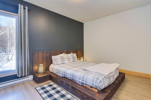 Primary bedroom - 265Z  - 267Z Ch. Seigneurial, Sutton, QC - Indoor Photo Showing Bedroom