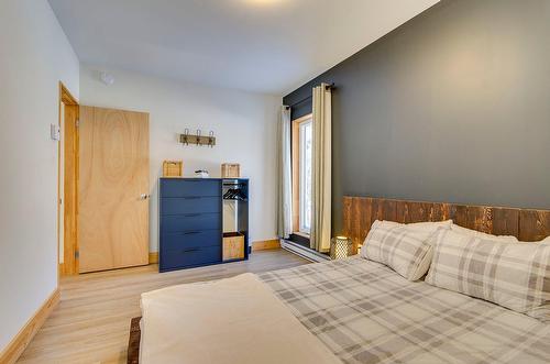 Primary bedroom - 265Z  - 267Z Ch. Seigneurial, Sutton, QC - Indoor Photo Showing Bedroom