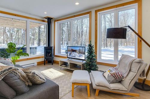 Living room - 265Z  - 267Z Ch. Seigneurial, Sutton, QC - Indoor Photo Showing Living Room