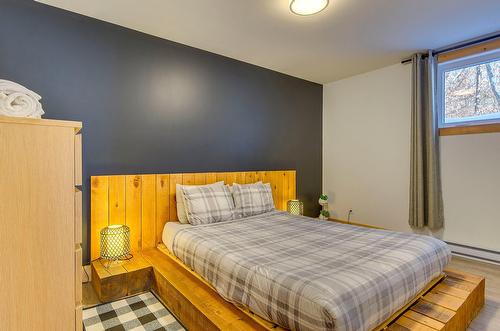 Primary bedroom - 265Z  - 267Z Ch. Seigneurial, Sutton, QC - Indoor Photo Showing Bedroom