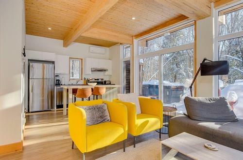 Overall view - 265Z  - 267Z Ch. Seigneurial, Sutton, QC - Indoor Photo Showing Living Room
