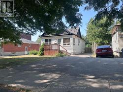 86 CROMWELL AVENUE  Oshawa, ON L1J 4T6