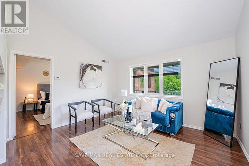 212 - 103 Bristol Road E, Mississauga, ON - Indoor Photo Showing Living Room