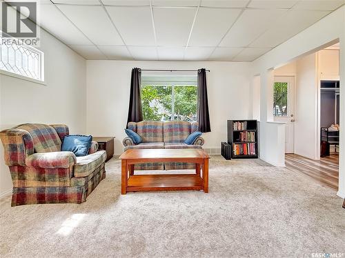 371 6Th Avenue Nw, Swift Current, SK - Indoor Photo Showing Living Room