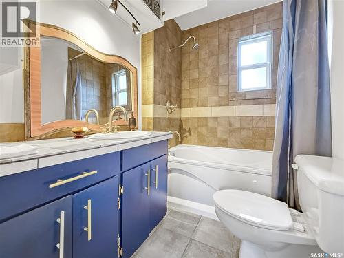 371 6Th Avenue Nw, Swift Current, SK - Indoor Photo Showing Bathroom