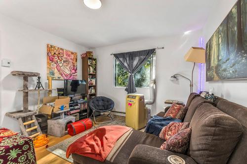 Salon - 185 Rue Brodeur, Vaudreuil-Dorion, QC - Indoor