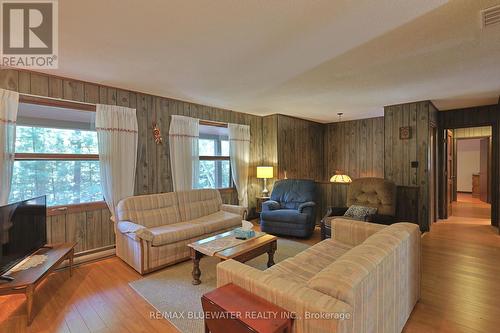 10346 Pines Parkway, Lambton Shores (Grand Bend), ON - Indoor Photo Showing Living Room