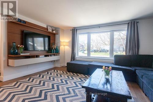 510 Richey Crescent, Mississauga, ON - Indoor Photo Showing Living Room