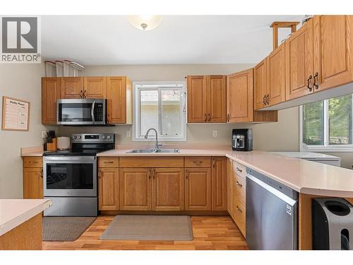 580 Spruceview Place N, Kelowna, BC - Indoor Photo Showing Kitchen With Double Sink