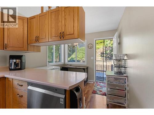 580 Spruceview Place N, Kelowna, BC - Indoor Photo Showing Kitchen