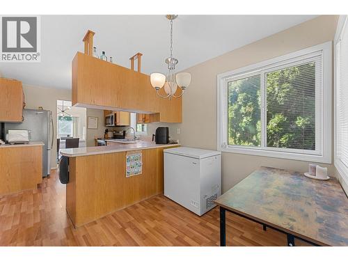580 Spruceview Place N, Kelowna, BC - Indoor Photo Showing Kitchen