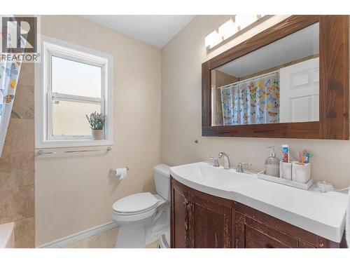 580 Spruceview Place N, Kelowna, BC - Indoor Photo Showing Bathroom